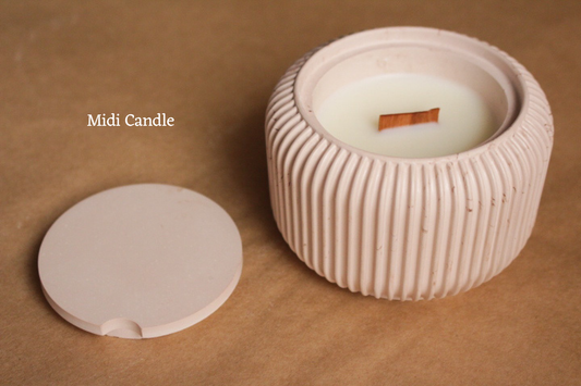 Midi candle with ribbed design on a brown background